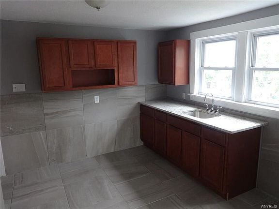 2nd image of 1624 Niagara St