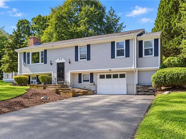 1 Evangeline Ct, Bristol, RI 02809