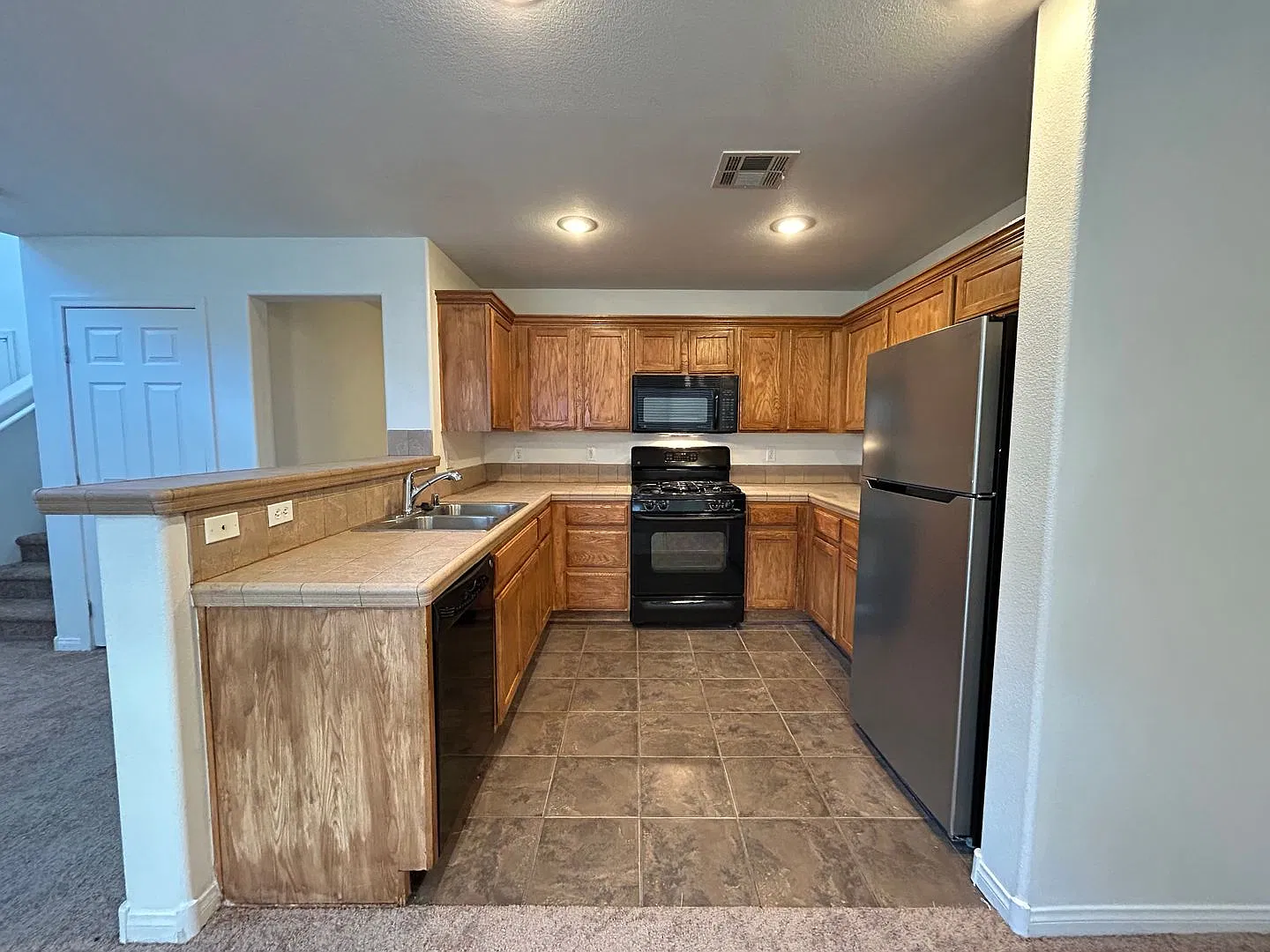 Cozy 3-Bedroom Home in Silverado Ranch! — Photo 4