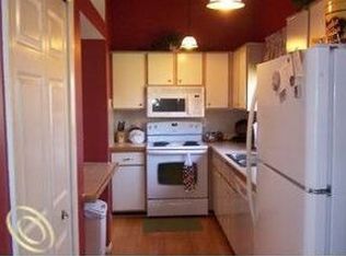 25435 Concord Ln, South Lyon, MI