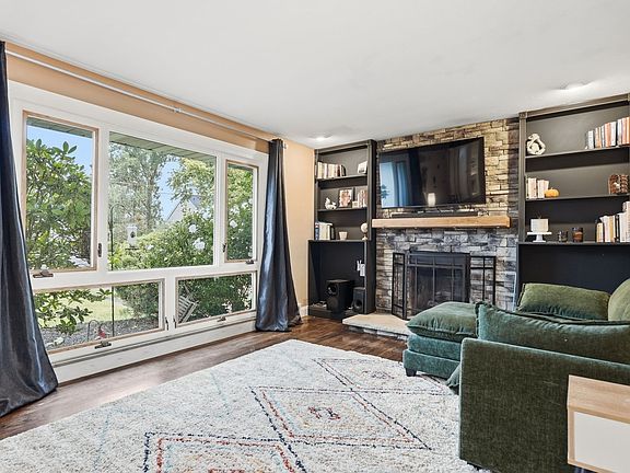 3rd image of 409 Aleta St