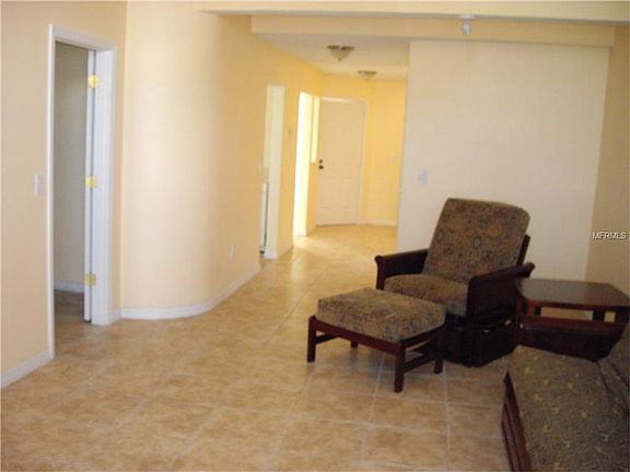 4th image of 9527 Darien Ave #9527