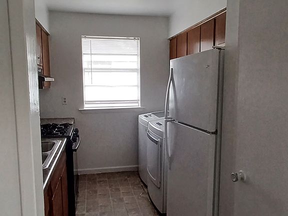 3rd image of 2709 Longwood Dr APT C