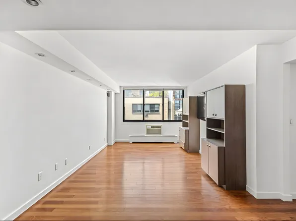 16 West 16th Street image 1 of 9