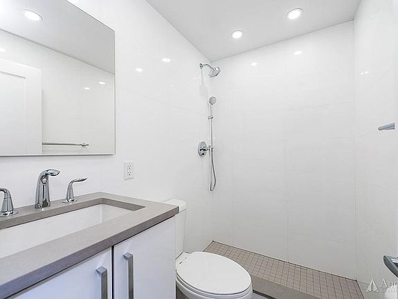 3rd image of 220 E 60th St APT 2K