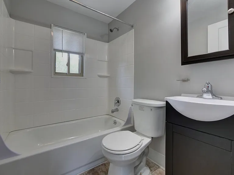 Oakview Apartments — Photo 10