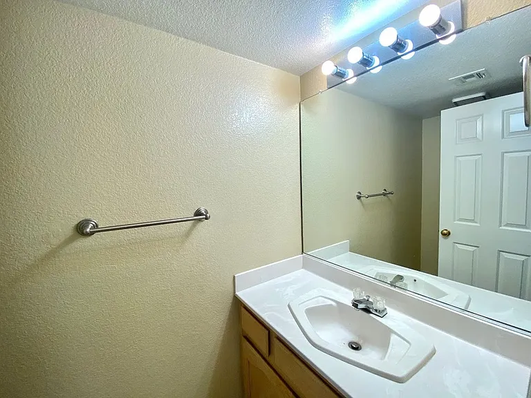 8009 Dover Shores Ave — Photo 16