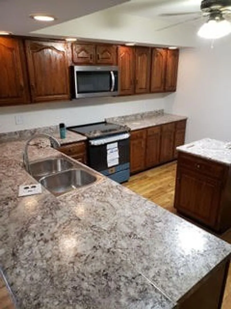 3 bed, 2.5 bath, 2400 sqft, $2,500 — Photo 4