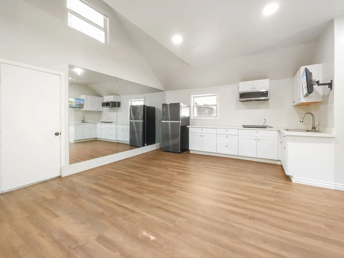 Charming Studio Near Downtown Bellevue with Washer & Dryer — Photo 4