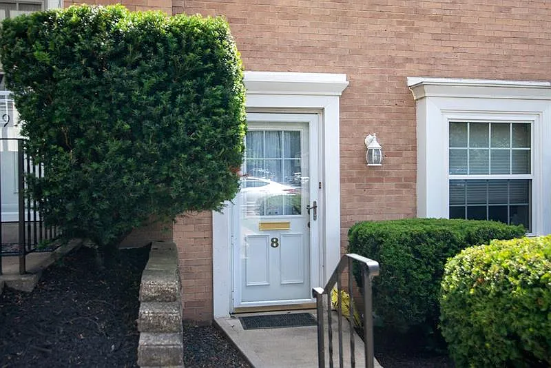 8 Oxford Ct photo 1