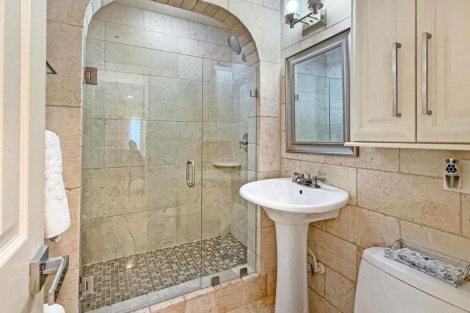 4 bed, 3.0 bath, 1632 sqft, $6,900 — Photo 2