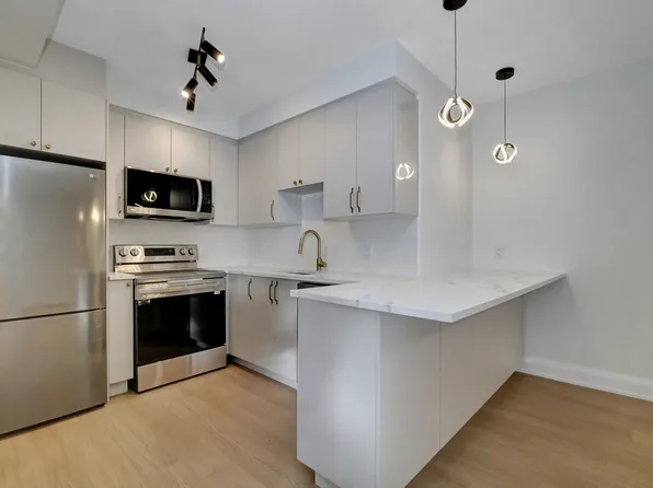 533 Broadhead Ave #B, Ottawa, ON K1Z 5R9
