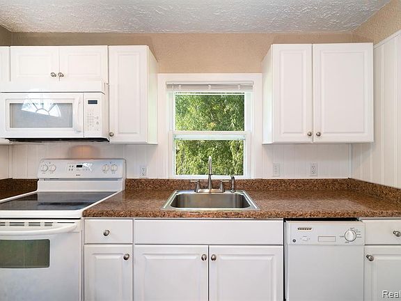 5th image of 23425 Tawas Ave