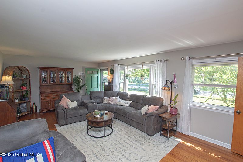 3rd image of 33 Woodside Drive