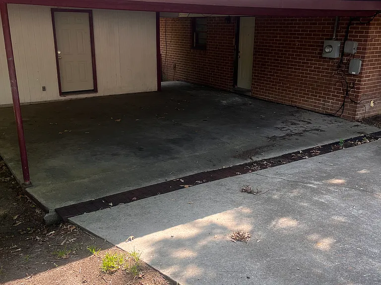 182 N Main St SW — Photo 2