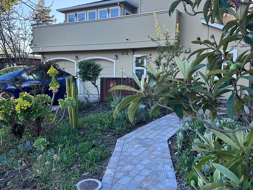 Front yard private entrance