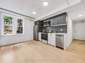 325 James St S