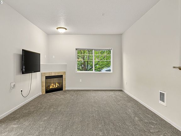 4th image of 10664 NE Holly St Unit 102