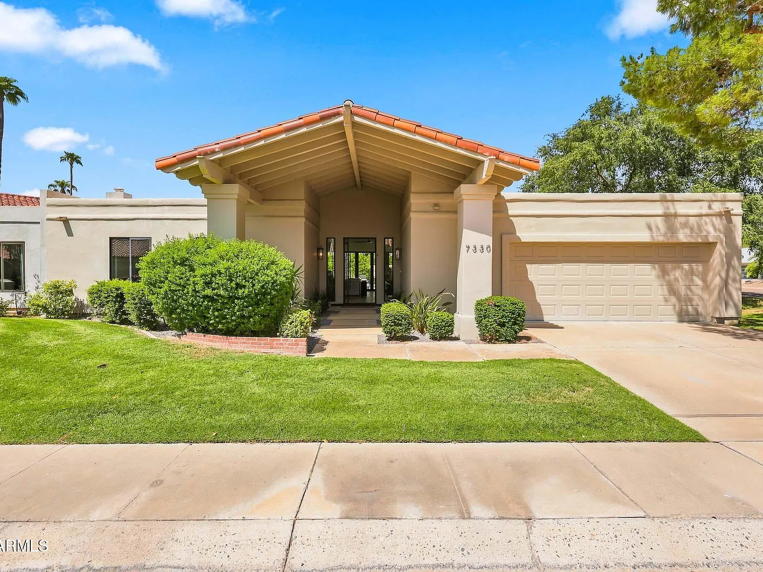 3 bed, 3.5 bath, 2700 sqft, $14,000 — Photo 2
