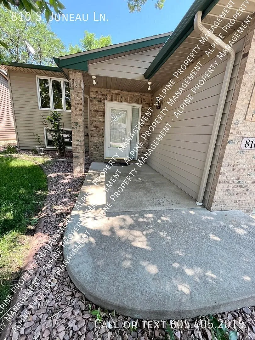 3 Bed/2 Bath with Fully Fenced in Yard! — Photo 2