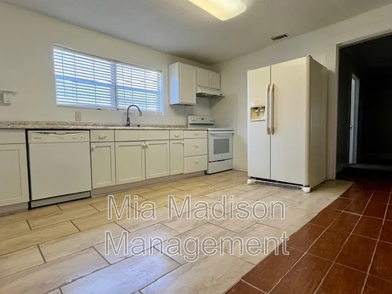 211 W 59th St #A — Photo 14