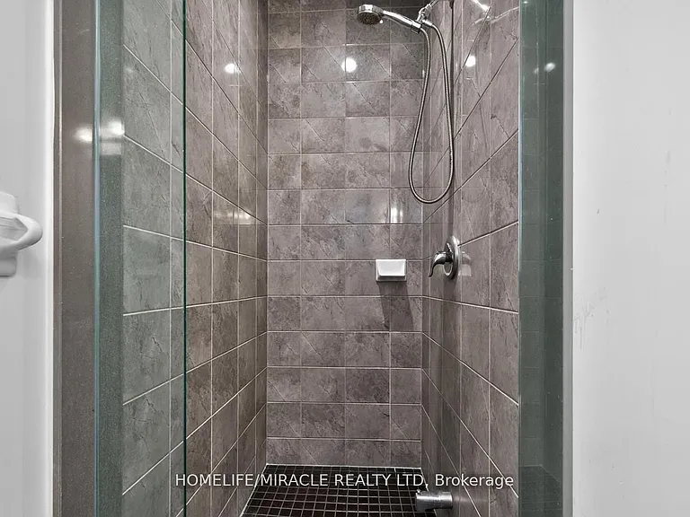 1032 Edinburgh Dr — Photo 45