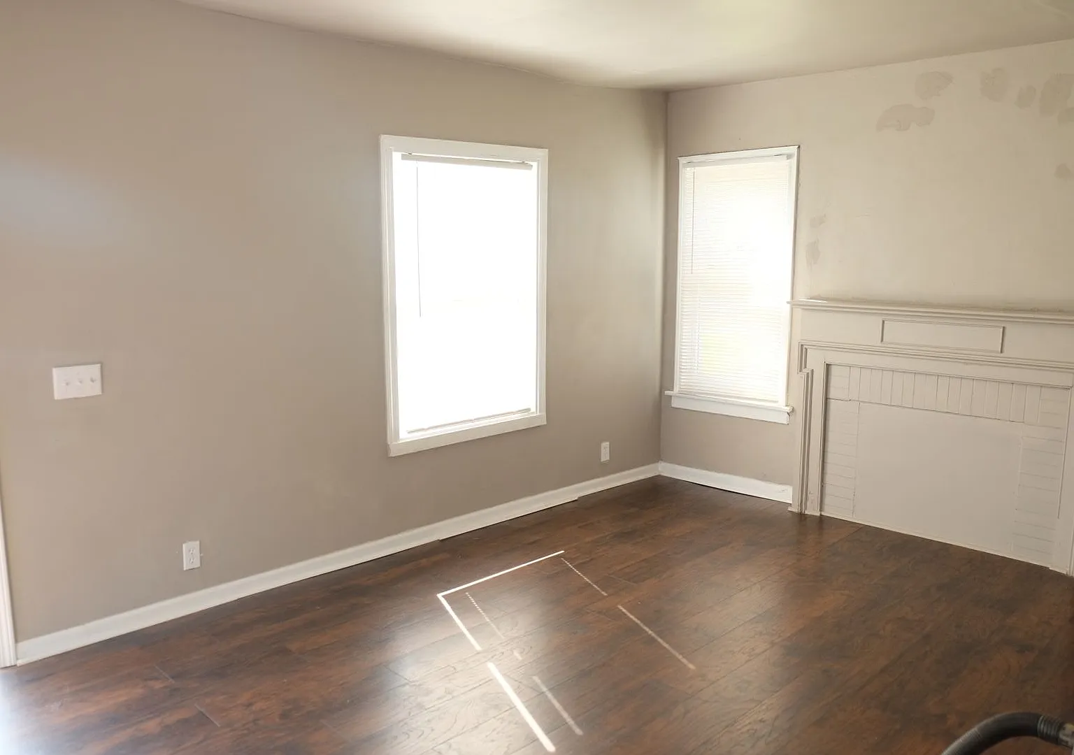 Beautiful Home With 2 Car Garage Located In Quiet Neighborhood! — Photo 3