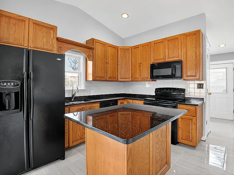 6009 Pratt St — Photo 12