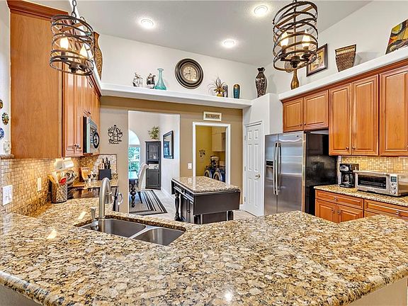 3rd image of 110 Golf Vista Cir