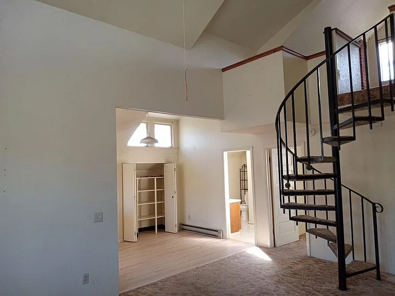 437 NE Jackson St — Photo 4