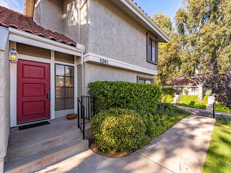 1061 Thistlegate Rd — Photo 3