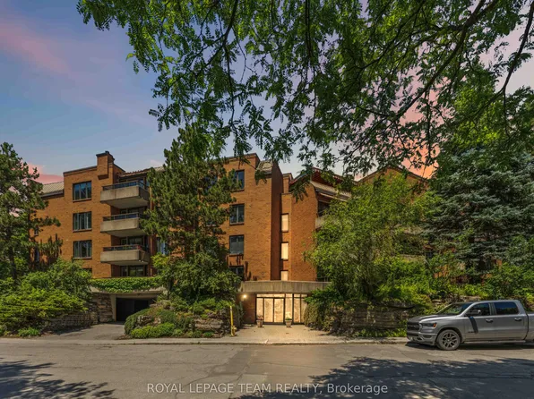 7 Kippewa Dr #301, Ottawa, ON K1S 3G3