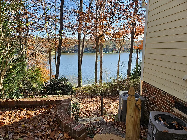 113 Lochview Dr — Photo 3