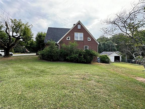 3rd image of 102 Finley St