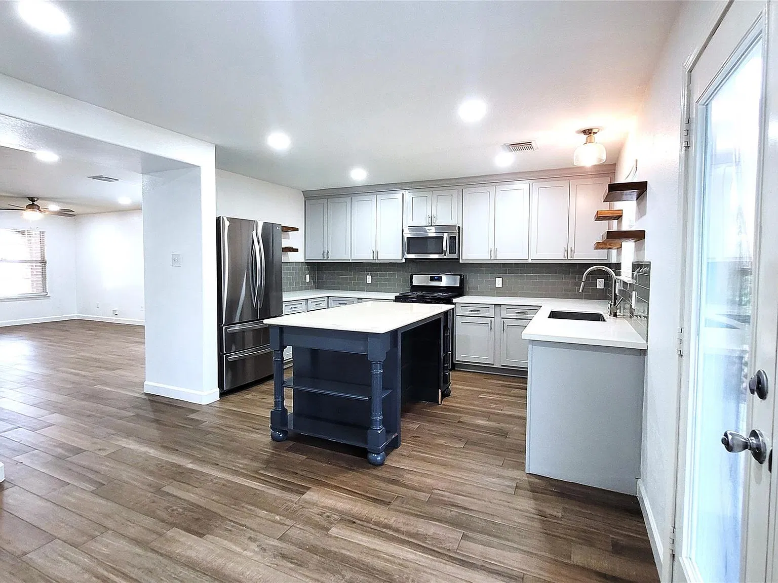 4 bed, 2.5 bath, 2610 sqft, $2,600 — Photo 4