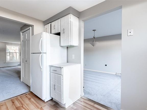 3rd image of 95 Oakbrook Dr APT G