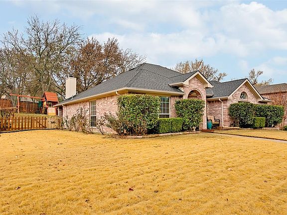 2nd image of 1005 Foxwood Ln