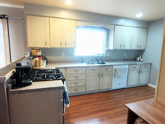 4th image of 1733 Colwood Rd