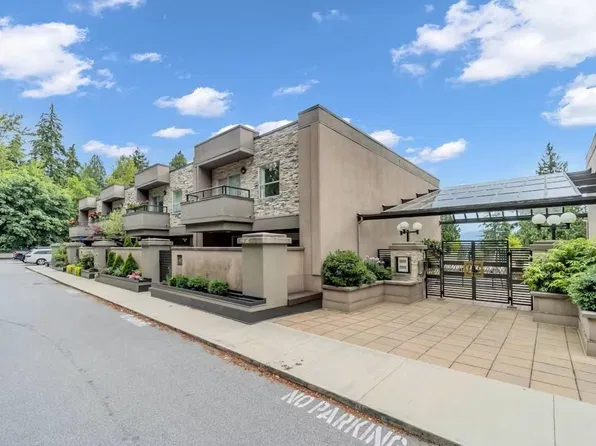 1500 Ostler Ct #207, North Vancouver, BC V7G 2S2
