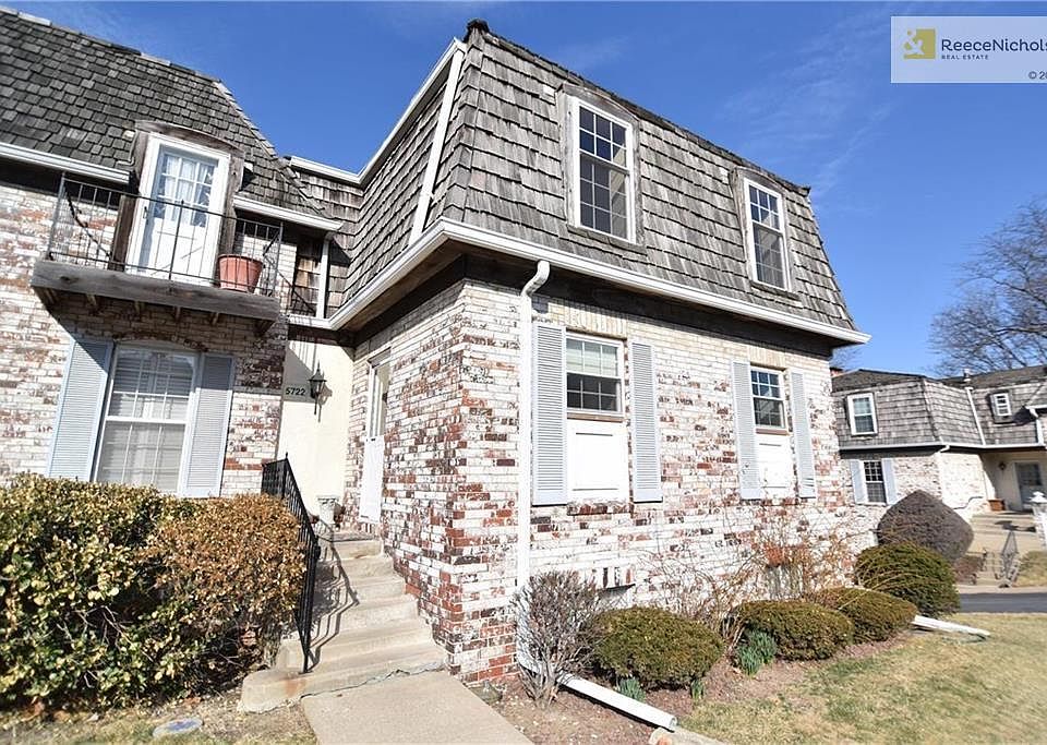 Welcome to one the most spacious townhome-style condos in conveniently located Metcalf West!