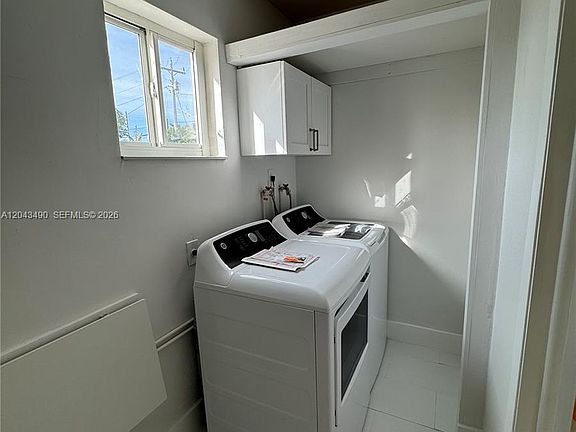 4th image of 951 E 32nd St
