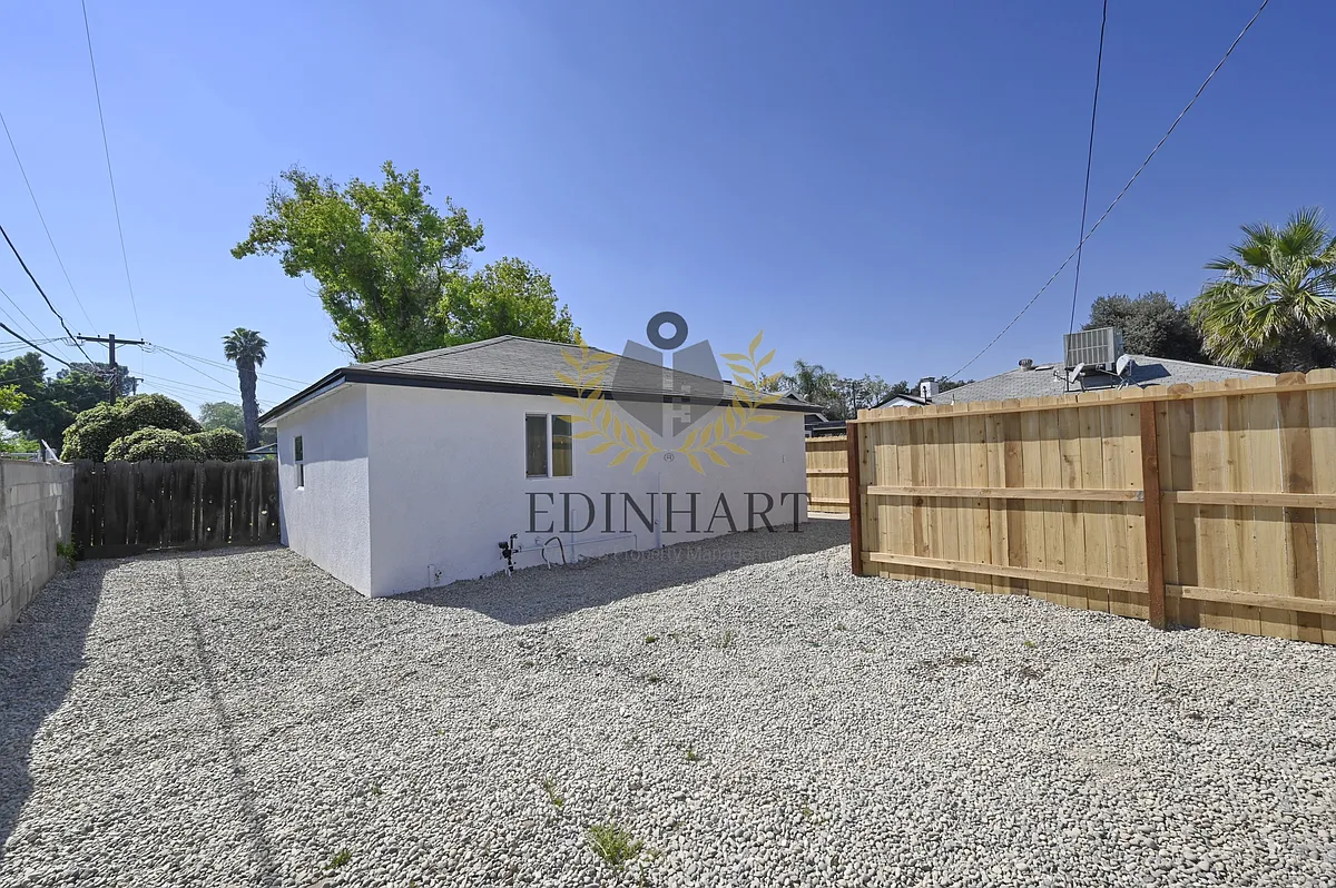 Building Photo - 1584 N Carruth Ave #B