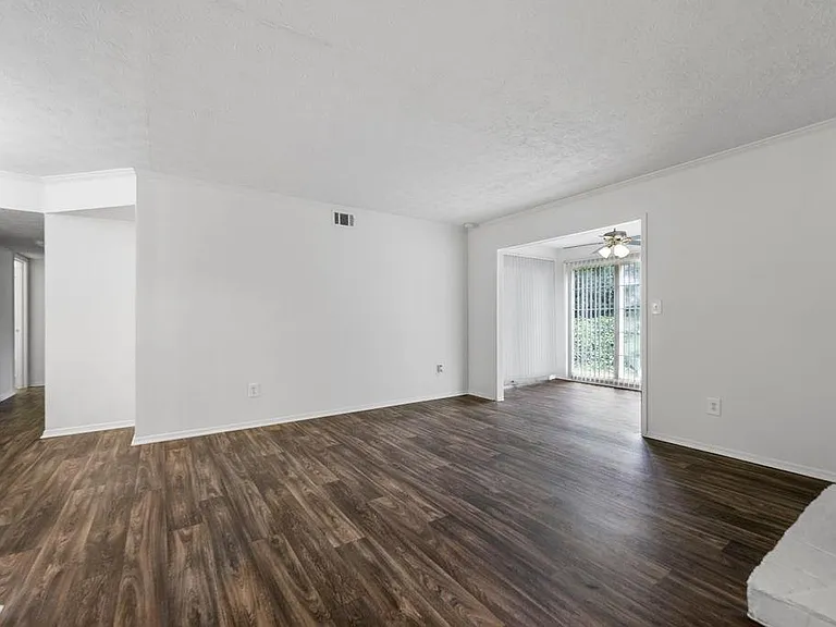 1318 Brockett Pl — Photo 5