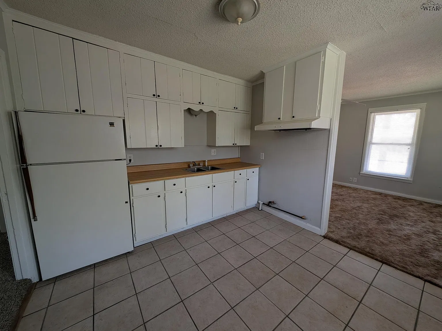 3 bed, 1.0 bath, 768 sqft, $900 — Photo 3