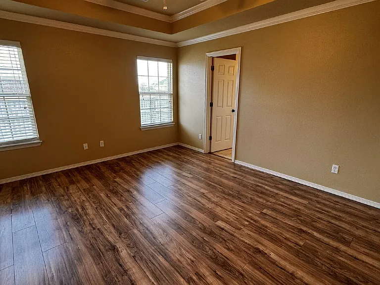 1532 Hutchinson St — Photo 8