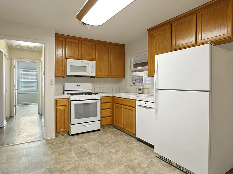 503 E Essex St — Photo 3
