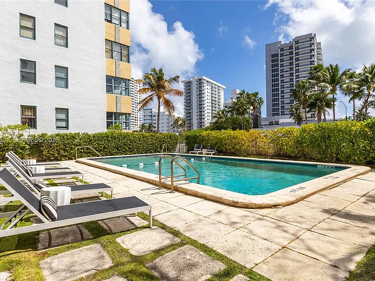 2421 Lake Pancoast Dr #3B — Photo 16