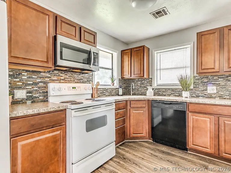 233 NE Queenstown Ave — Photo 10