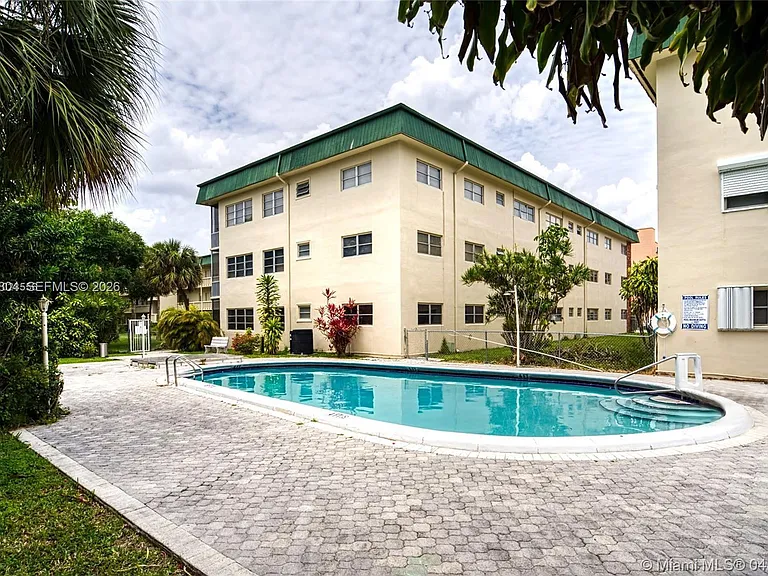 1450 Atlantic Shores Blvd #109 — Photo 35