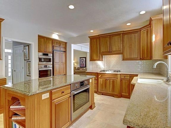 3rd image of 29240 Regency Cir
